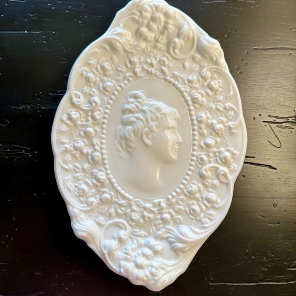 VINTAGE, JENNY LIND, MILK GLASS VANITY TRAY. - Picture 8 of 8